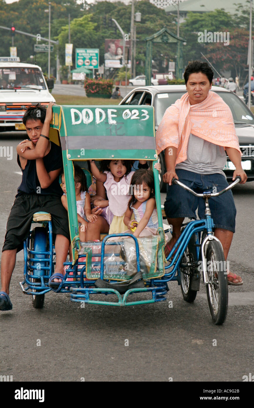 Famille sur un vélo taxi, Manille, Philippines Banque D'Images