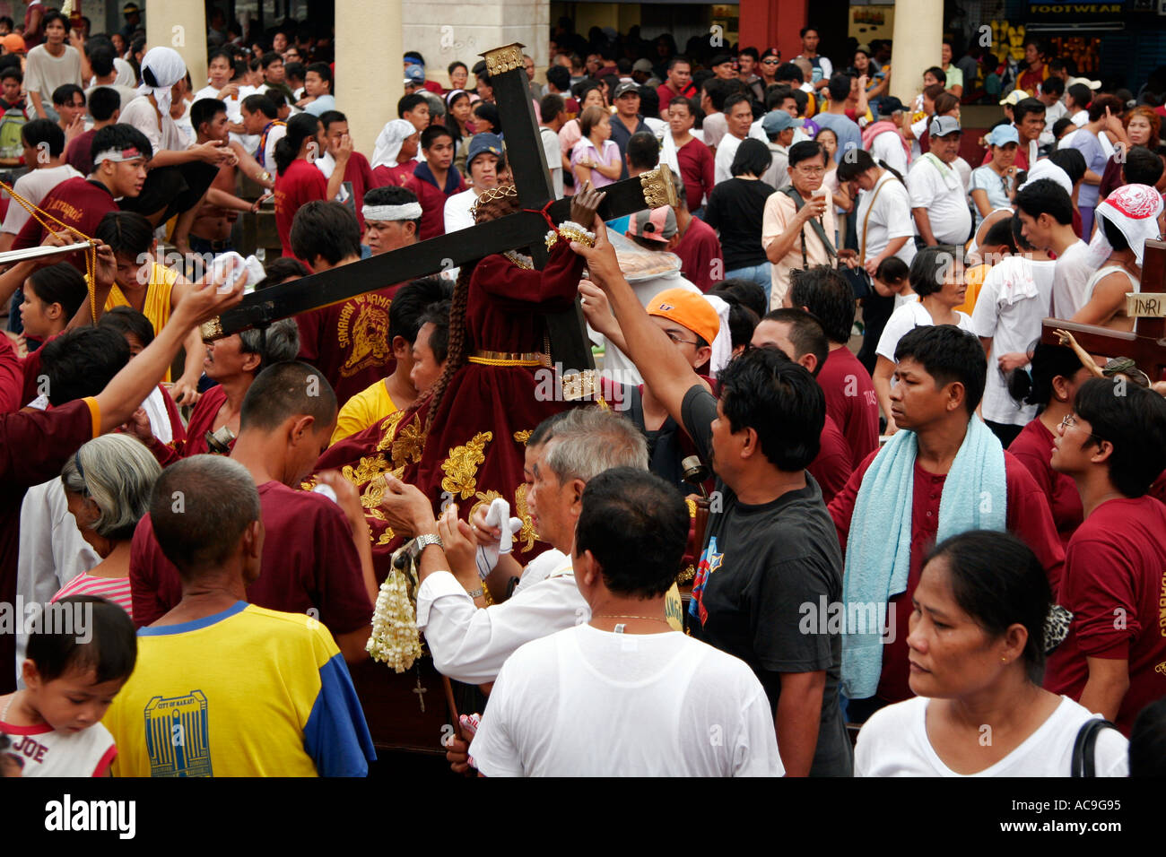 Congrégation à l'église de Black Nazarene, Manille, Philippines Banque D'Images