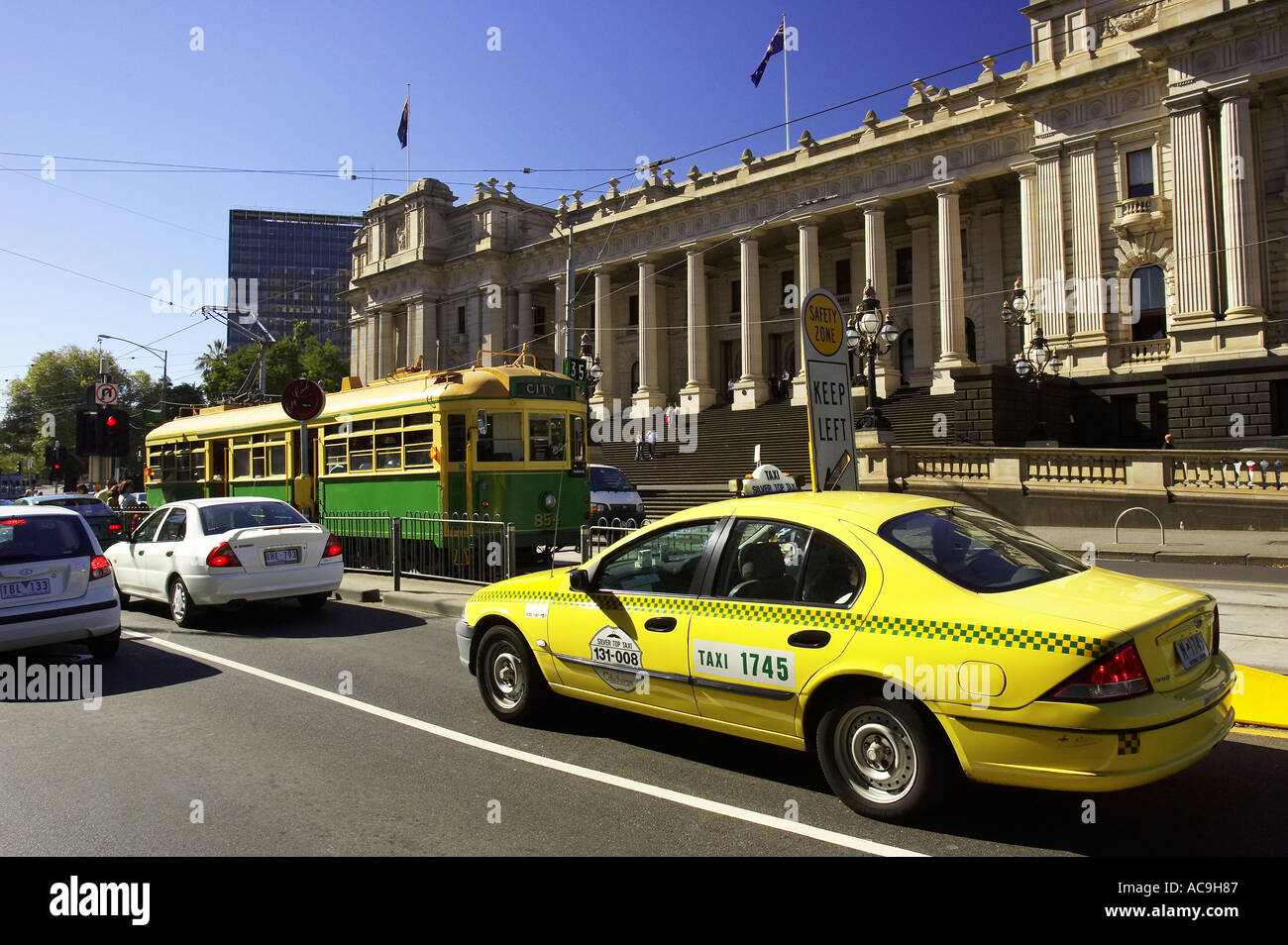 Taxi Tram et les édifices du Parlement de Victoria de Melbourne Australie Banque D'Images