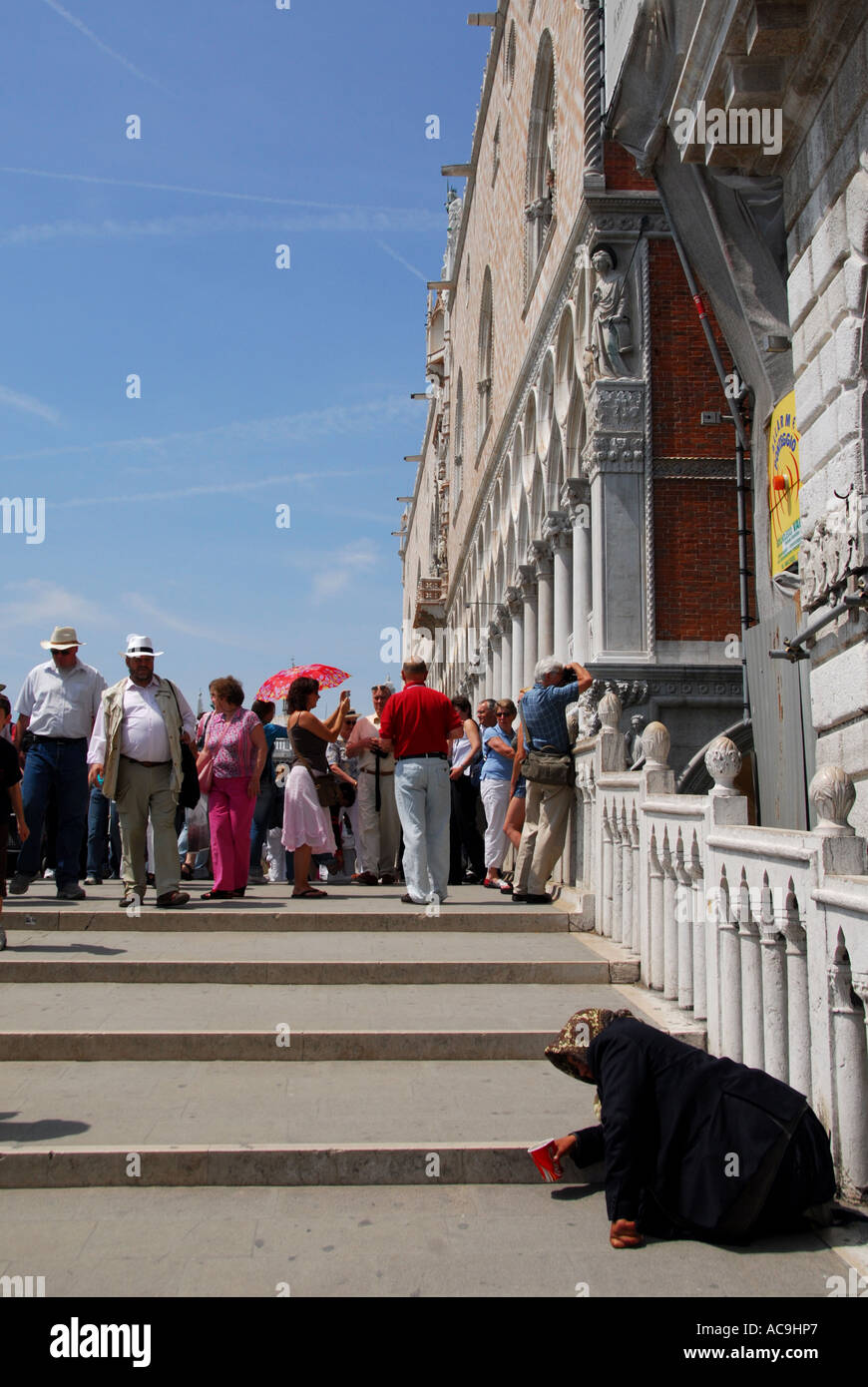 Les touristes à la recherche à au Pont des Soupirs Venise Italie Banque D'Images