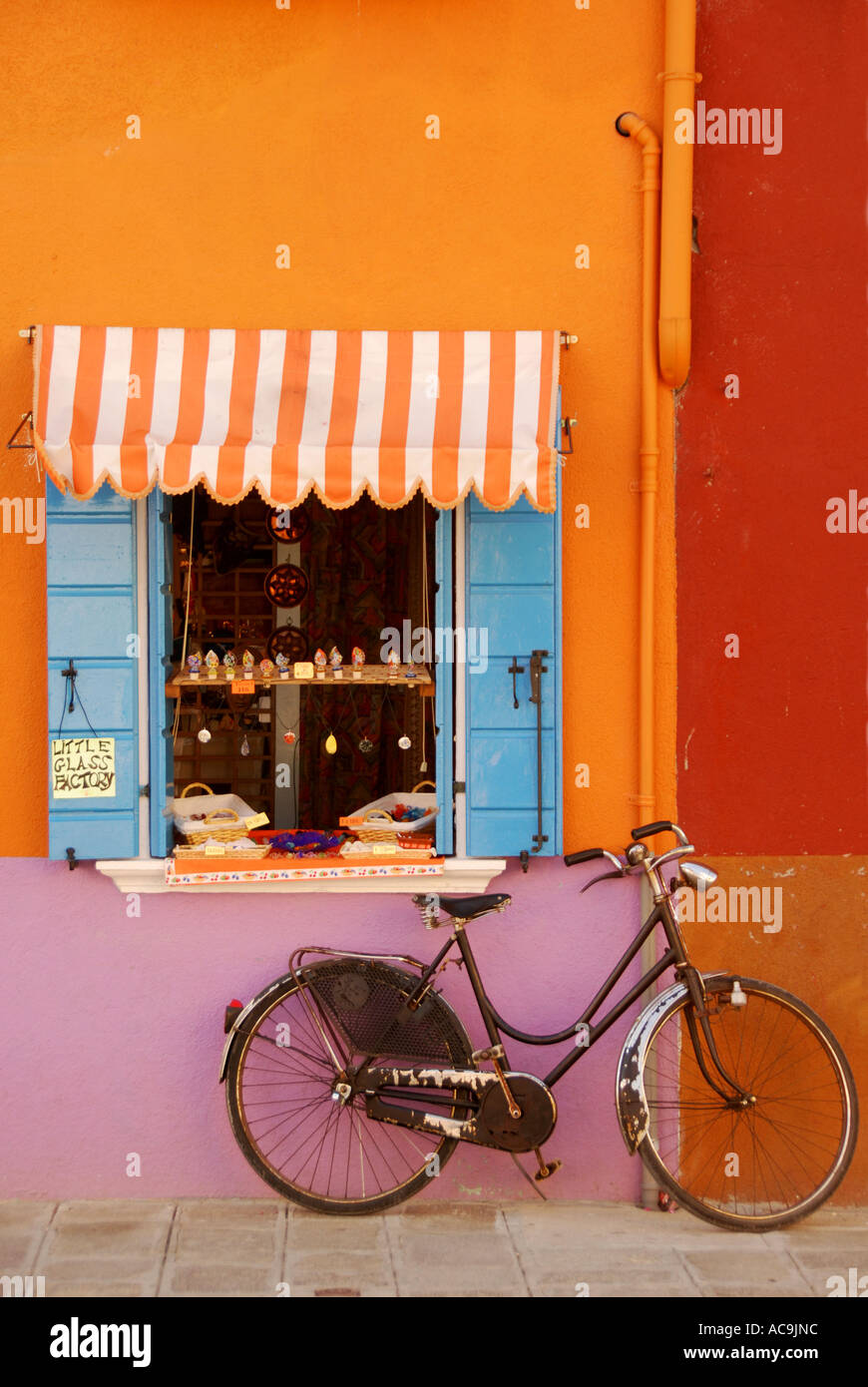 L'extérieur de l'atelier vélo Burano fenêtre une petite île près de Venise Italie célèbre pour dentelle et peintes de couleurs vives house Banque D'Images