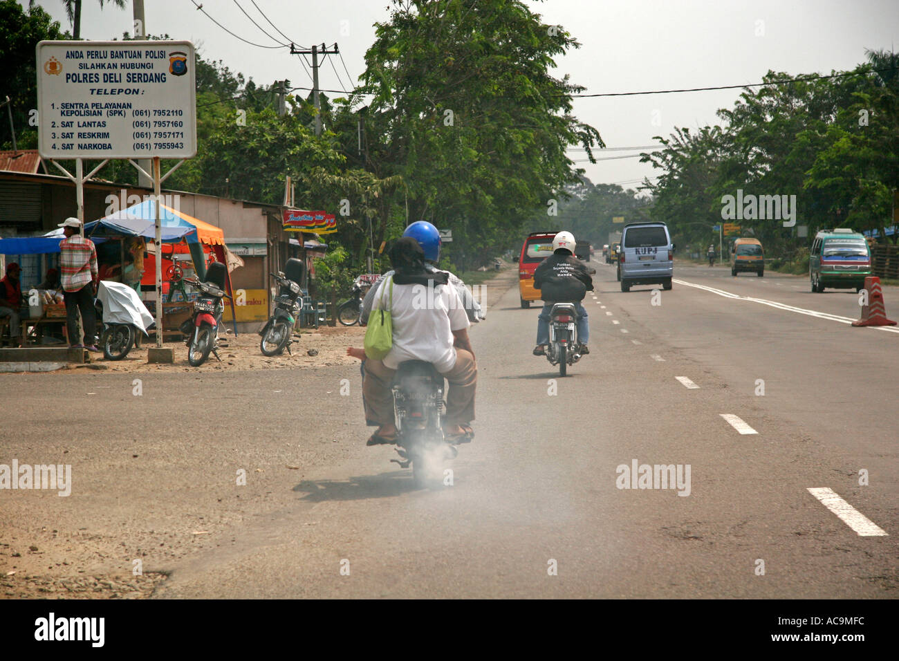 La circulation locale dans village près de Medan à Sumatra Banque D'Images