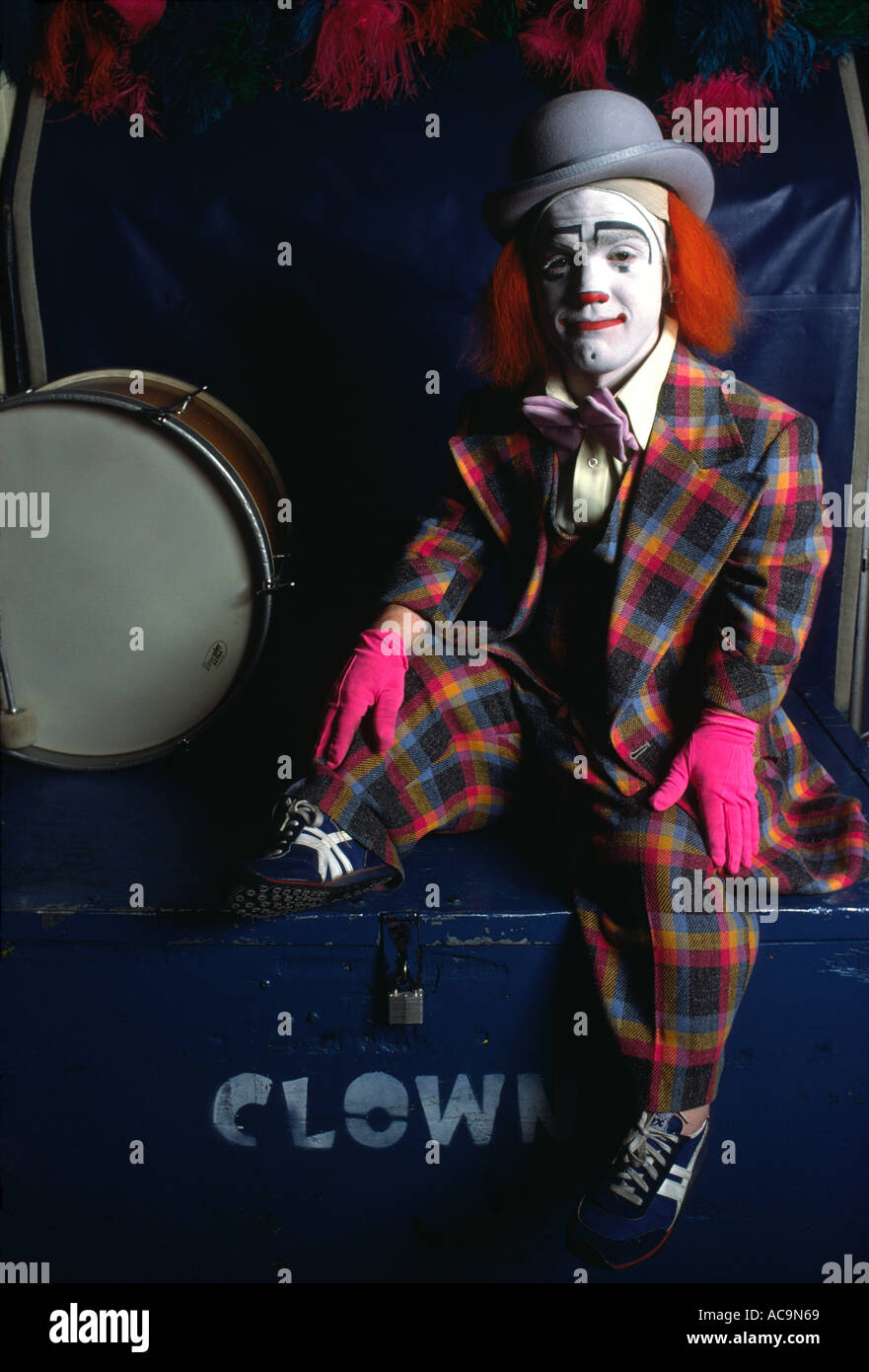 Un clown de cirque entre représentations pose pour la caméra Banque D'Images