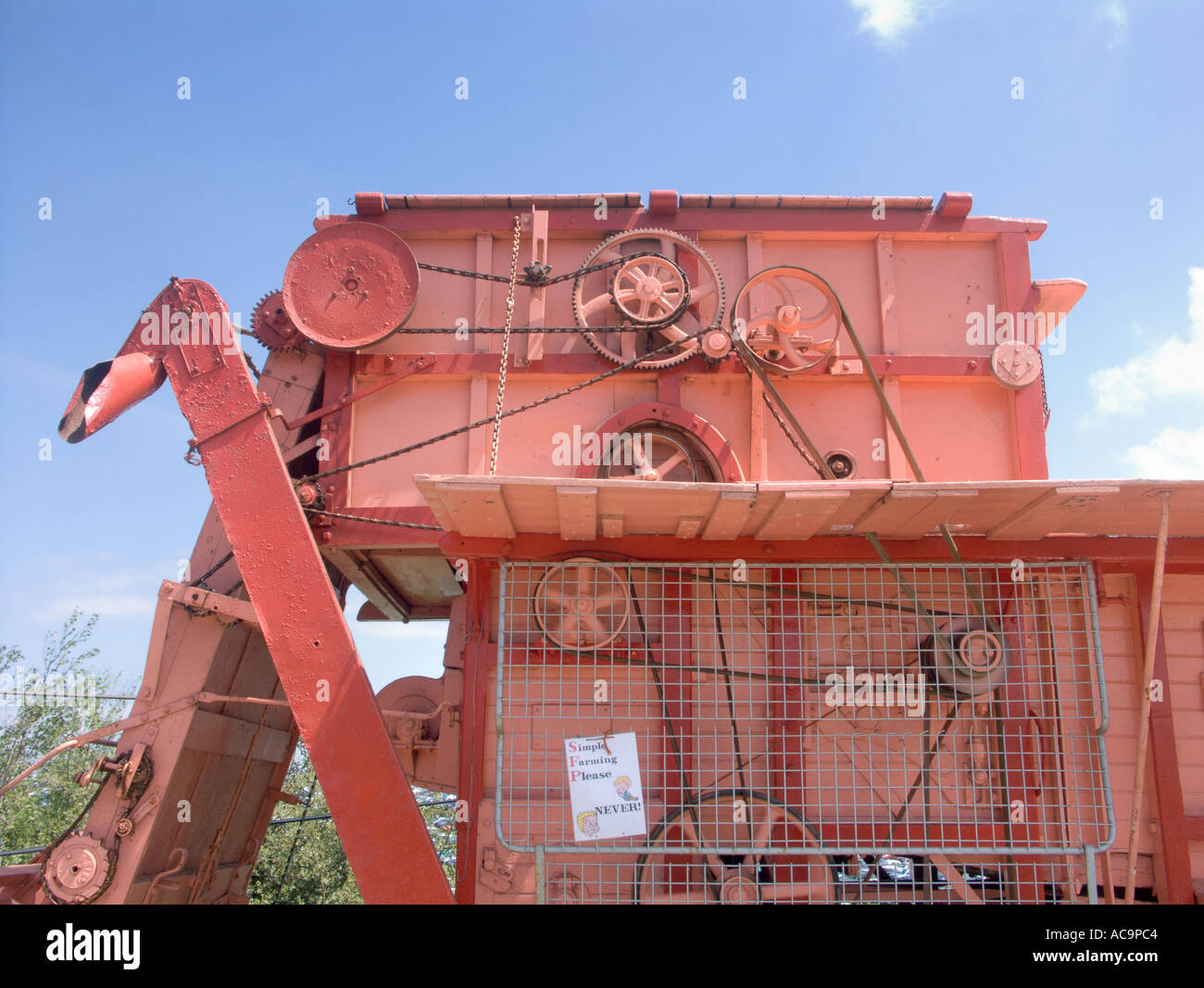 Threshing machine agricole entraîné par courroie moteur de traction à vapeur Banque D'Images