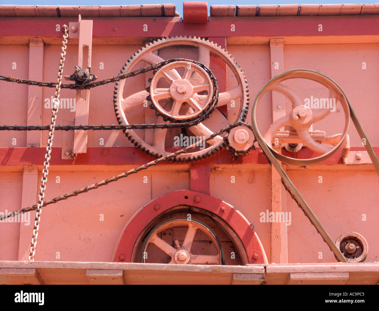 Threshing machine agricole entraîné par moteur de traction à vapeur Banque D'Images