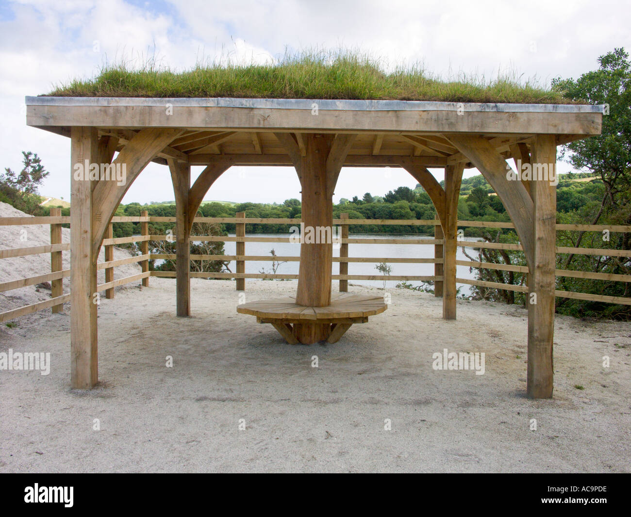 Abri en bois rugueux avec toit d'herbe Banque D'Images