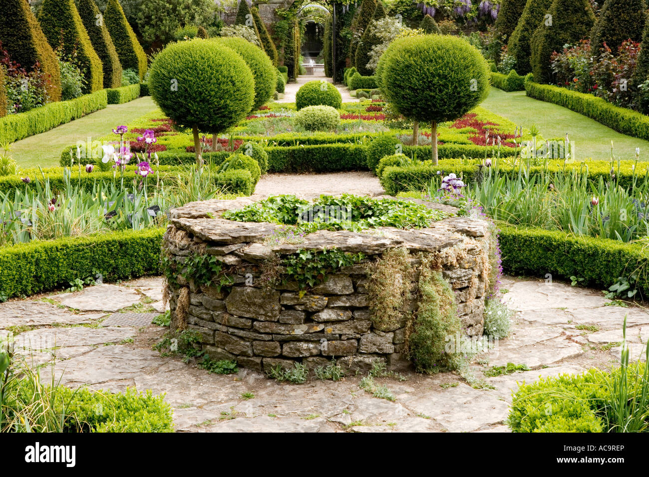 Croix celtique Jardin et bien d'Abbey House Gardens, Malmesbury, Wiltshire, Royaume-Uni, Angleterre, Grande-Bretagne Banque D'Images