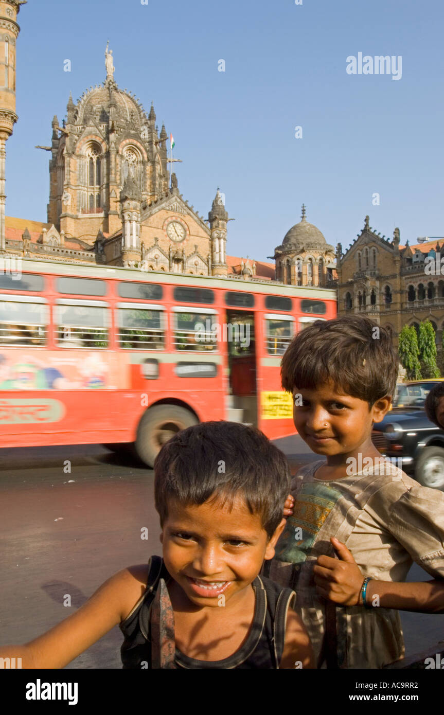 Les jeunes enfants des rues posent pour la caméra en face du Victoria Terminus avec l'heure de pointe un voyage passé. Banque D'Images