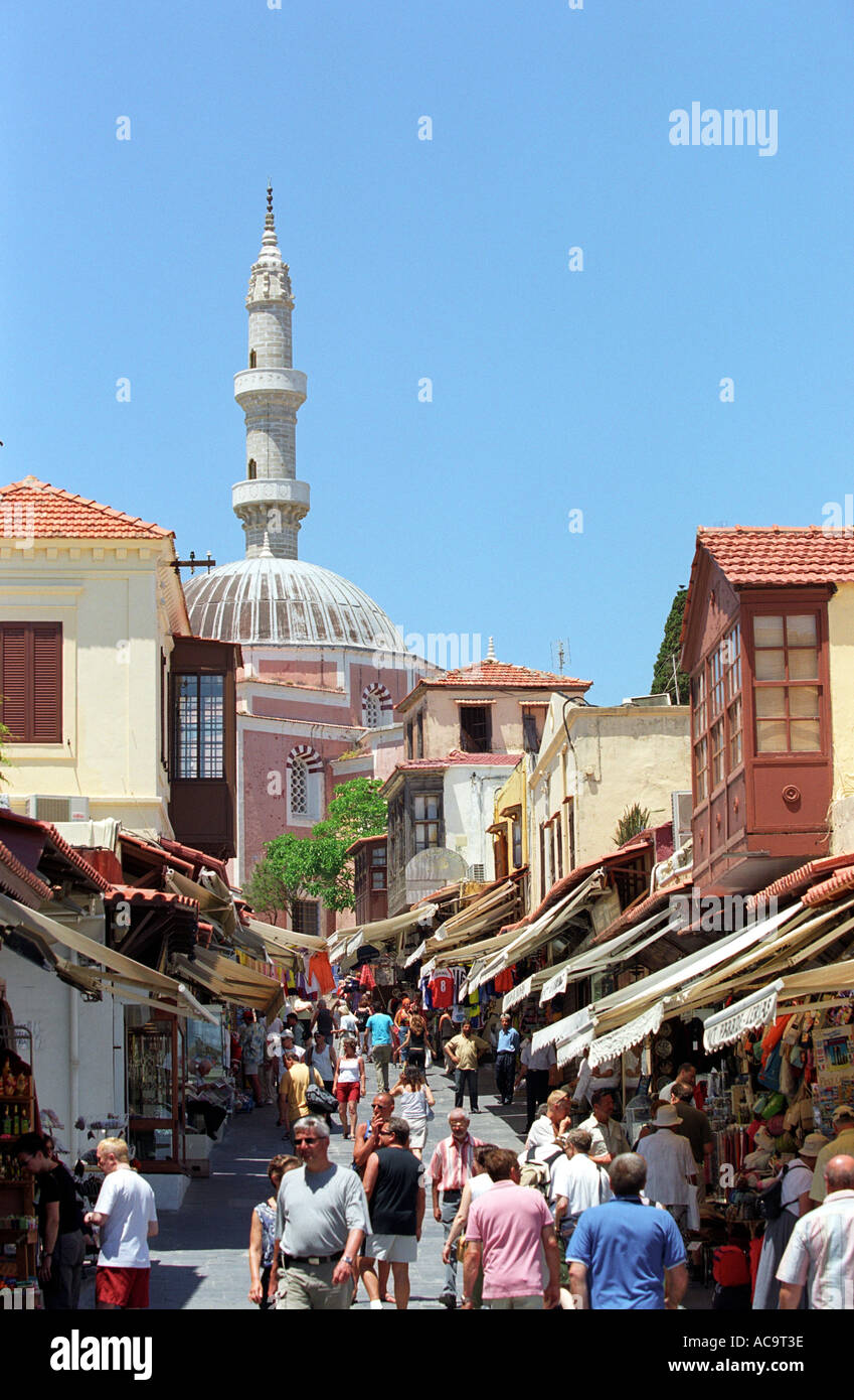 Rue commerçante, Mosquée et minaret dans la vieille ville de Rhodes Banque D'Images