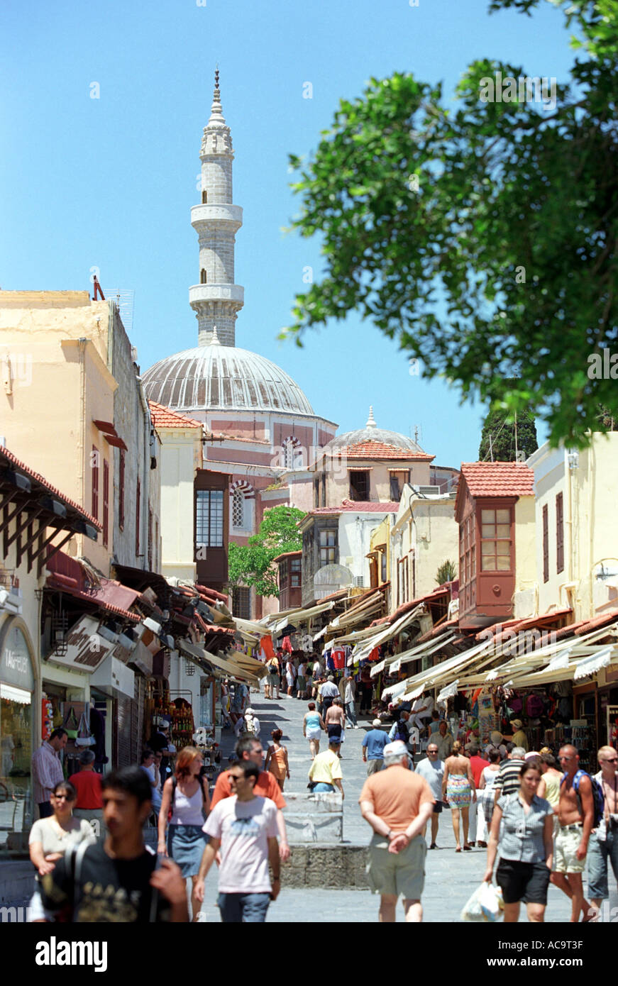 Rue commerçante, Mosquée et minaret dans la vieille ville de Rhodes Banque D'Images