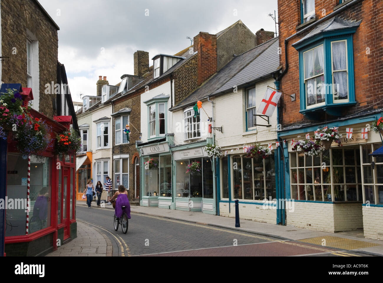 Vieux magasins petites personnes locales de la rue principale Whitstable Kent Angleterre 2007 2000s Royaume-Uni HOMER SYKES Banque D'Images