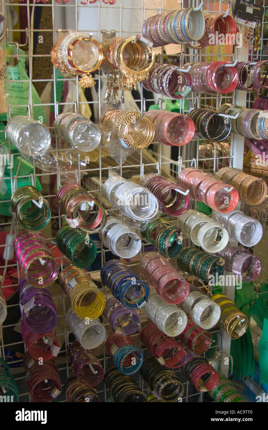 Bracelets colorés portés par les femmes indiennes Banque D'Images