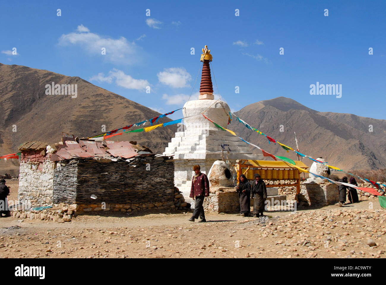 Le bouddhisme tibétain pirlgrims à pied autour d'un stupa blanc Kyi Chu valley Tibet Chine Banque D'Images