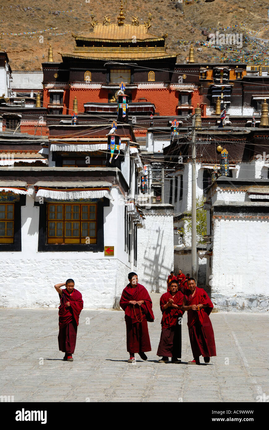 Le bouddhisme tibétain quatre moines du monastère Tashilunpo à Shigatse Tibet Chine Banque D'Images