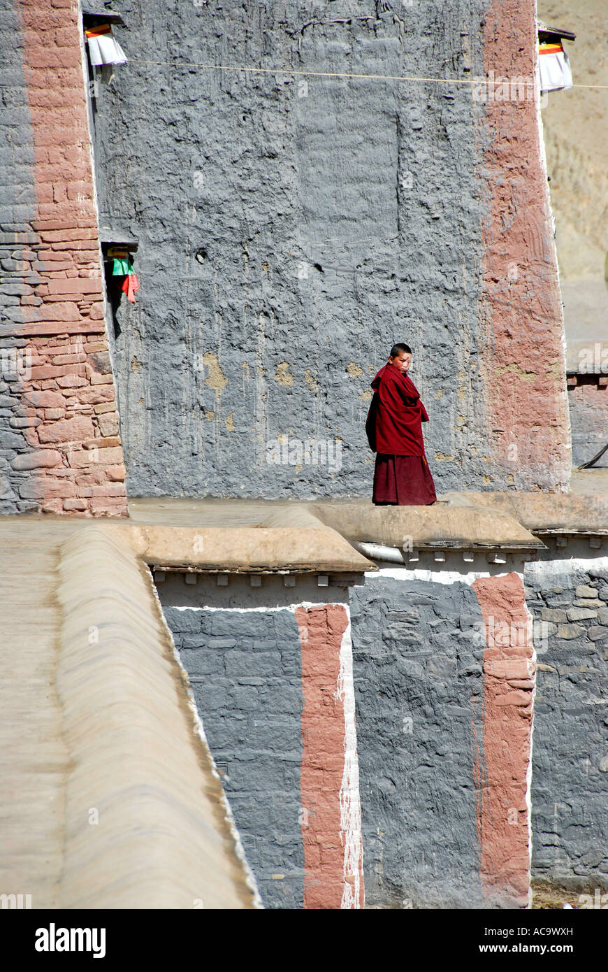 Le bouddhisme tibétain débutant sur un mur du monastère de Sakya Tibet Chine Banque D'Images