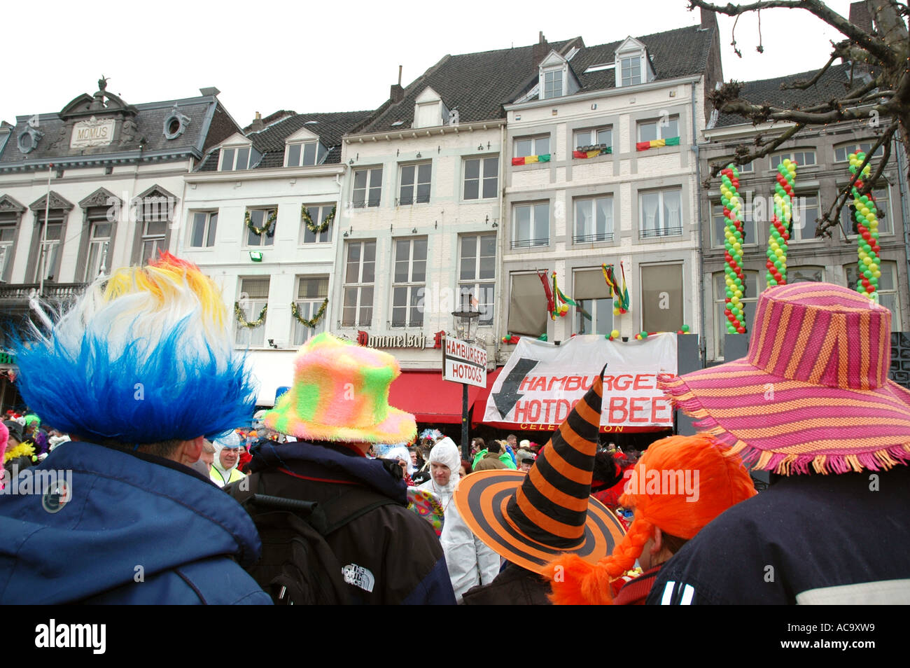 Foule carnaval déguisés à Vrijthof Maastricht Pays-Bas Banque D'Images