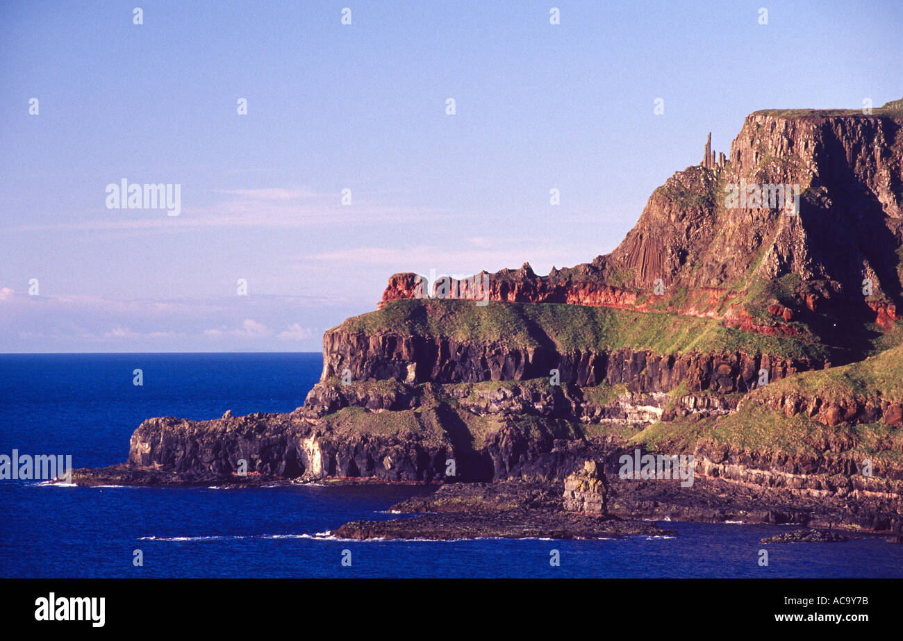 Les falaises de Point Lacada à côté de la Chaussée des Géants, le comté d'Antrim en Irlande du Nord. Banque D'Images