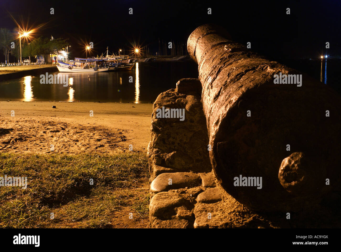 Canons du 18ème siècle dans le port de Paraty, Brésil Banque D'Images