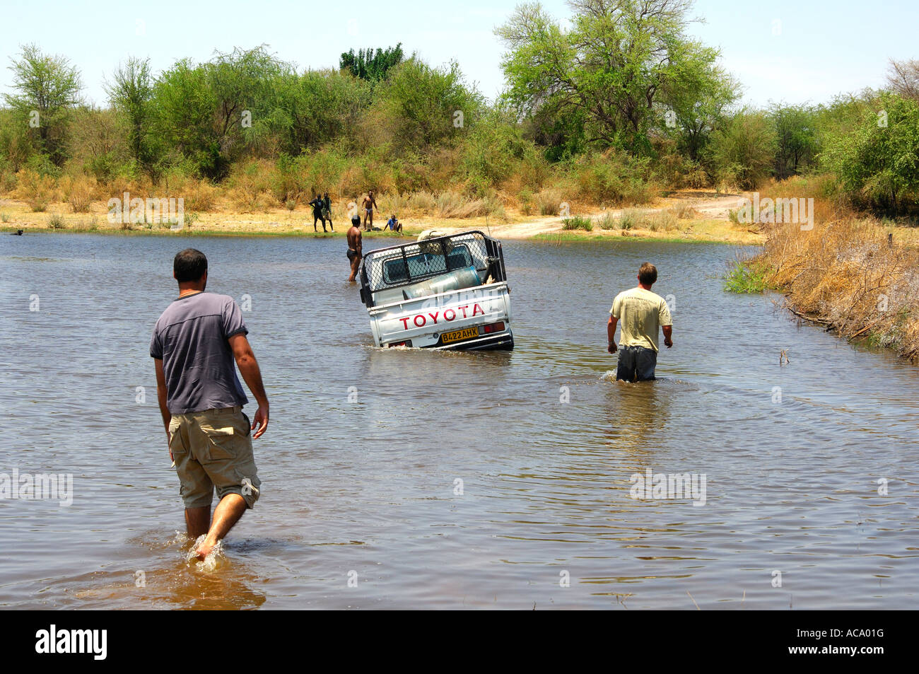Quatre roues motrices jeep booged vers le bas tout en traversant une rivière, de l'aide est venue, Botswana, Africa Banque D'Images