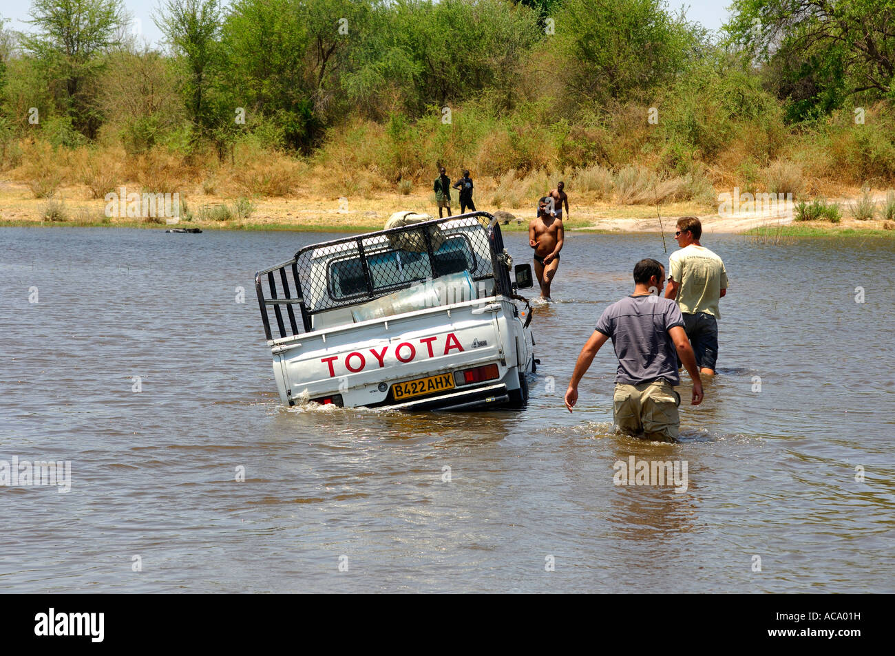 Quatre roues motrices jeep booged vers le bas tout en traversant une rivière, de bons conseils sont rares, Botswana, Africa Banque D'Images