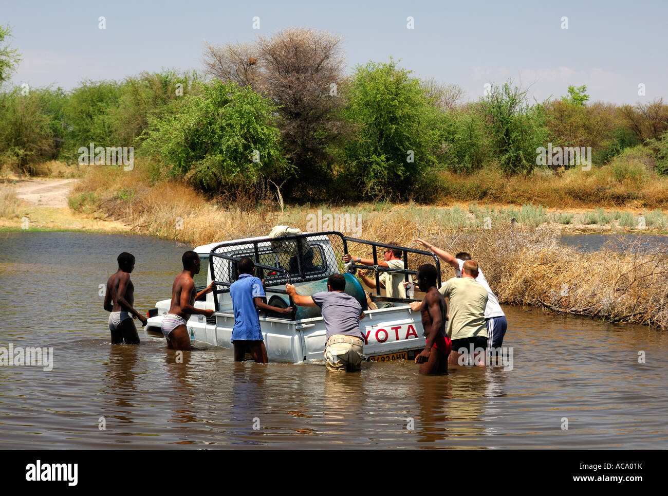 Quatre roues motrices jeep booged vers le bas tout en traversant une rivière, le travail d'équipe, Botswana, Africa Banque D'Images
