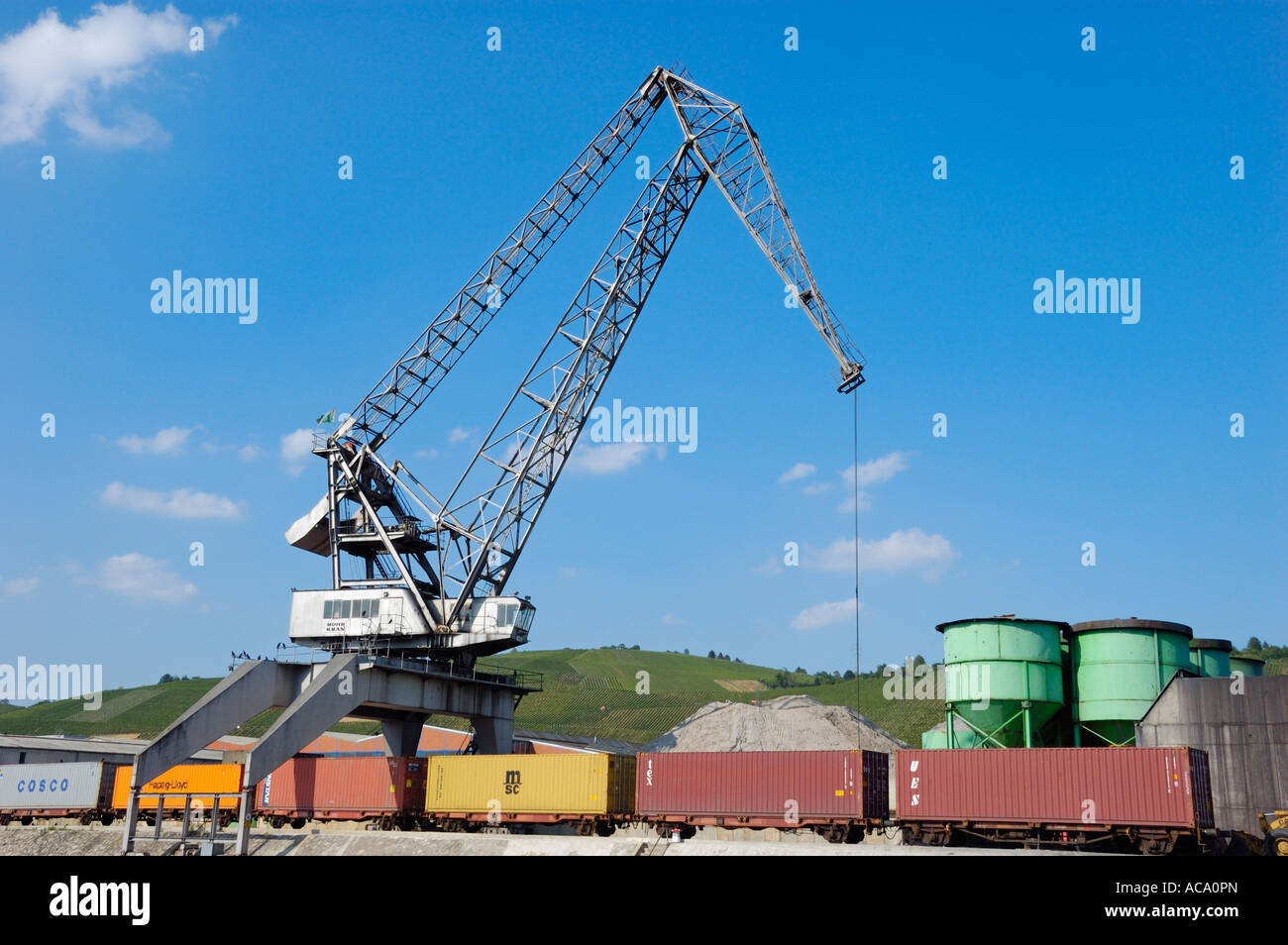 Grue dans le port de Stuttgart, Stuttgart, Bade-Wurtemberg, Allemagne, Europe Banque D'Images