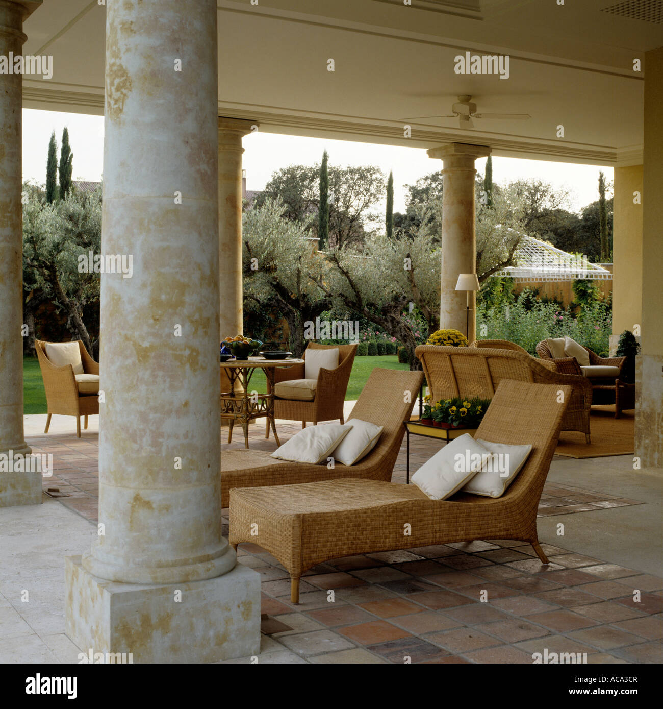 Chaises longues sur une terrasse à colonnade hotel en espagnol Banque D'Images