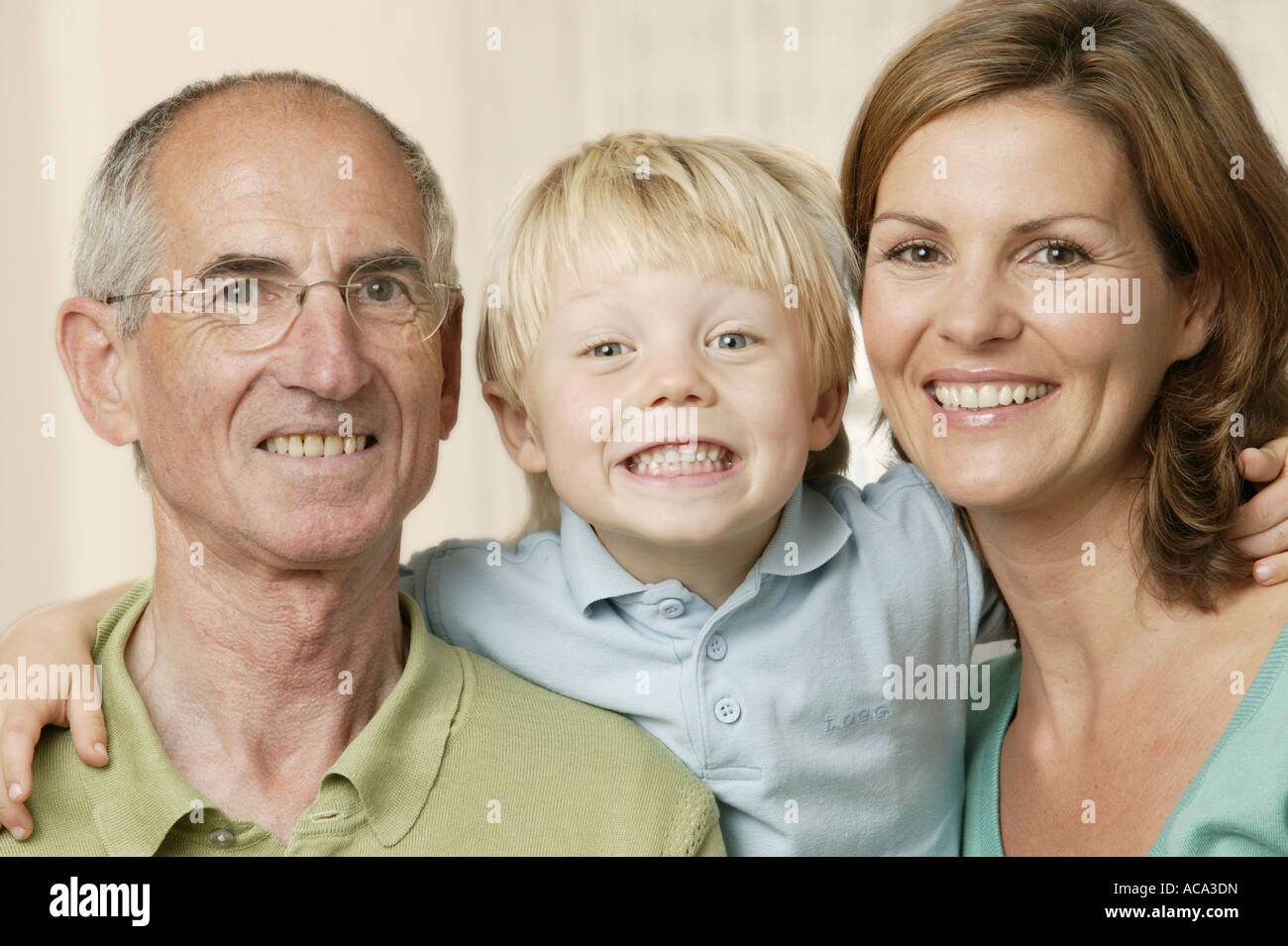 Portrait de famille, grand-père, petit-fils, fille Banque D'Images