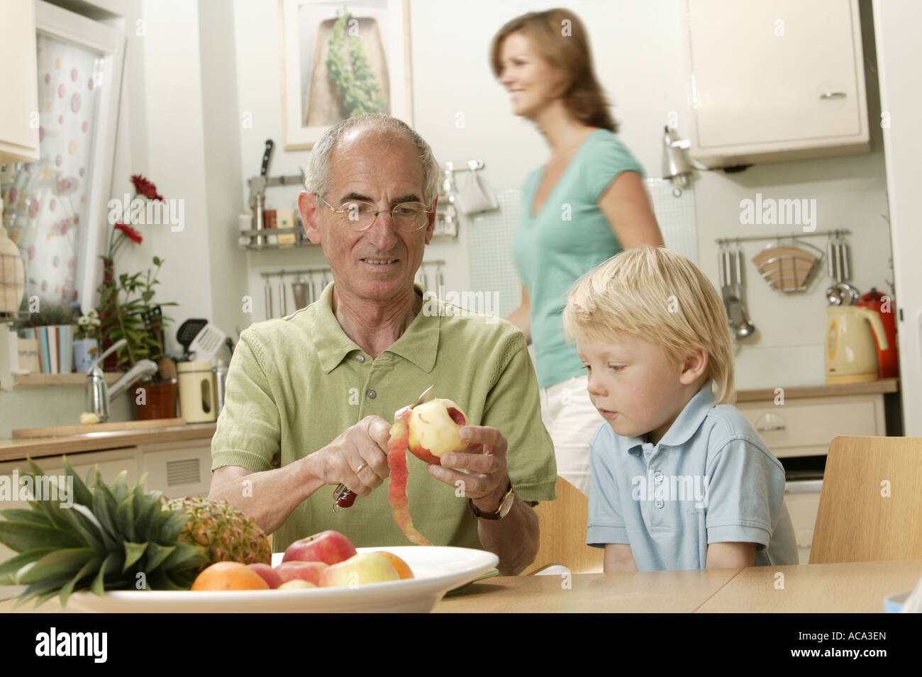 Grandpa épluche une pomme pour son petit-fils Banque D'Images
