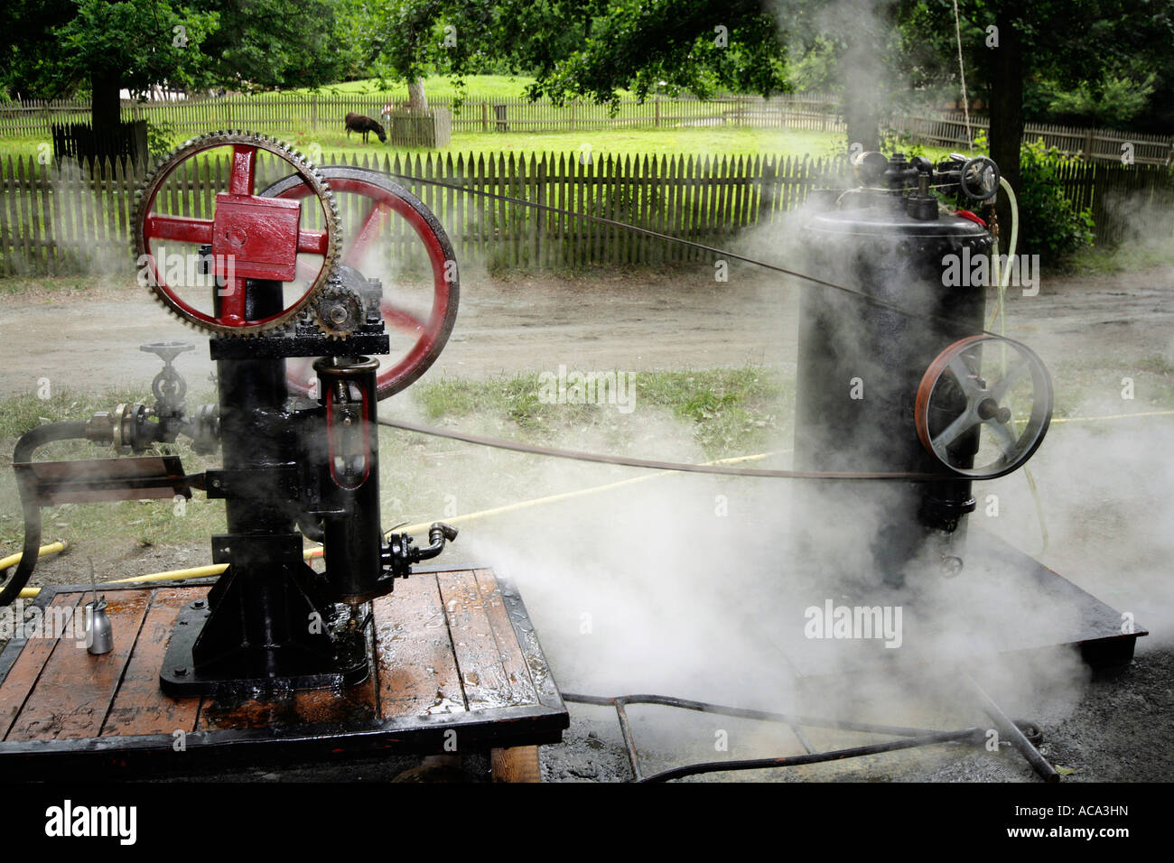 Petite machine à vapeur au volant d'une pompe Banque D'Images