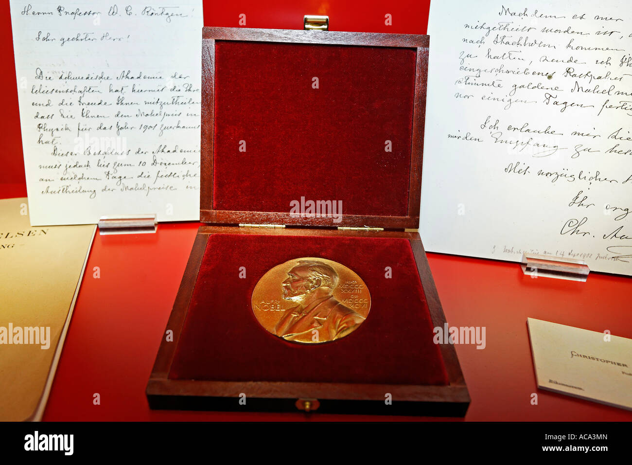 Médaille du Prix Nobel et lettre au professeur Röntgen, exposition au Musée Allemand Roentgen, Remscheid-Lennep, Allemagne Banque D'Images