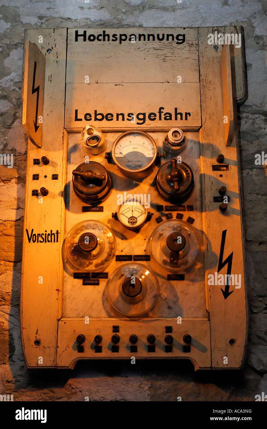 Boîte à fusibles, Historique du cabinet Roentgen à partir de 1905,  exposition au Musée Allemand Roentgen, Remscheid-Lennep, Allemagne Photo  Stock - Alamy