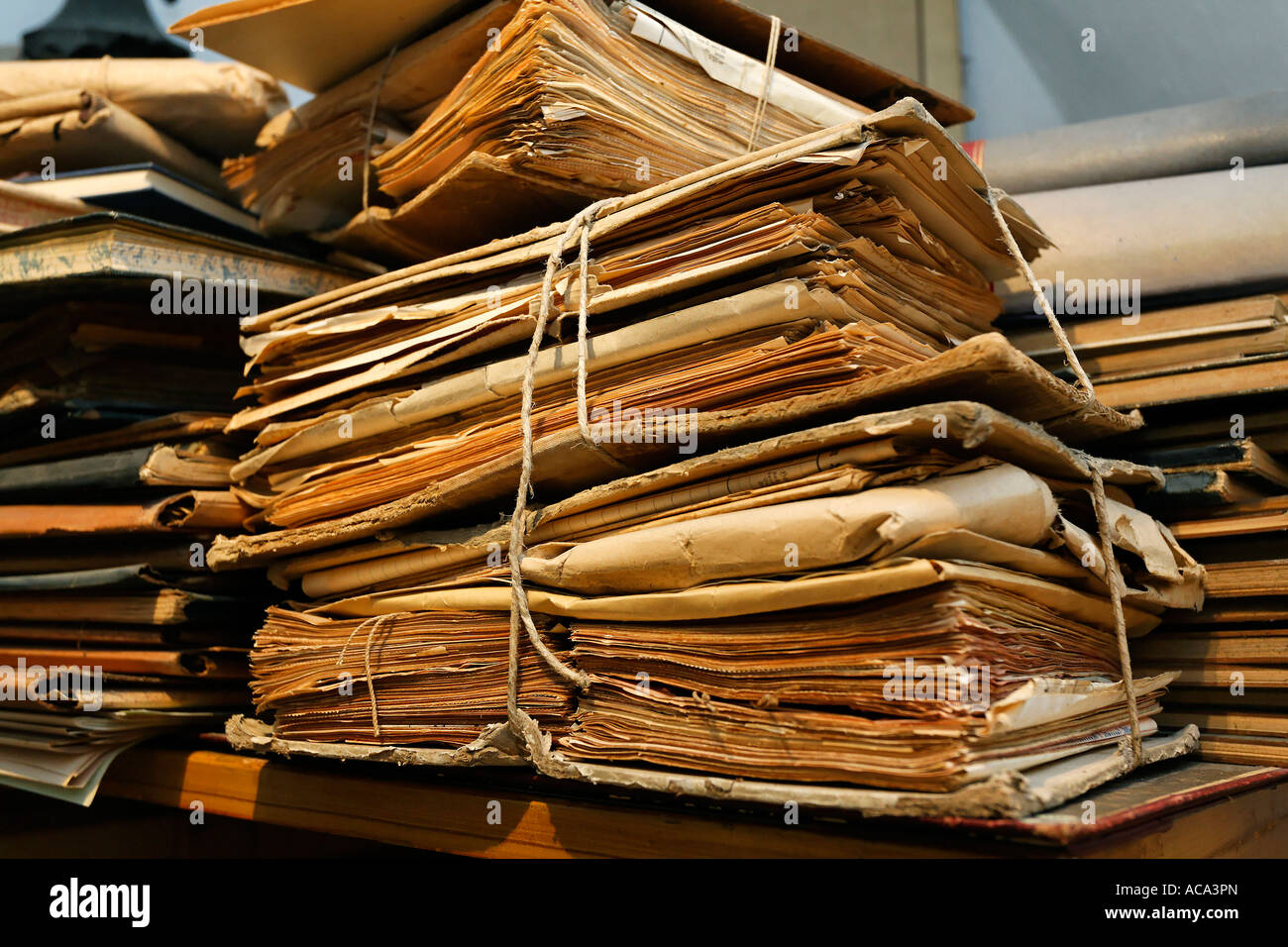 Pile de documents au théâtre dans les archives de l'hôtel de ville historique, Grein, Strudengau, Upper Austia, Autriche Banque D'Images