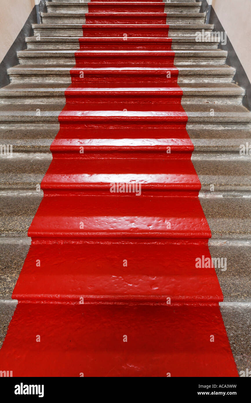 Escalier avec tapis rouge peint Banque D'Images