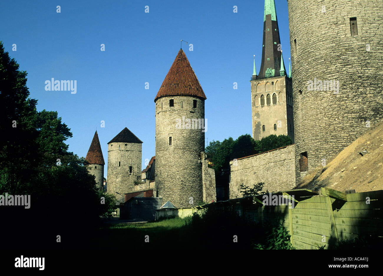 Mur de la ville, tours, l'église St Olaf, Tallinn, Estonie Banque D'Images