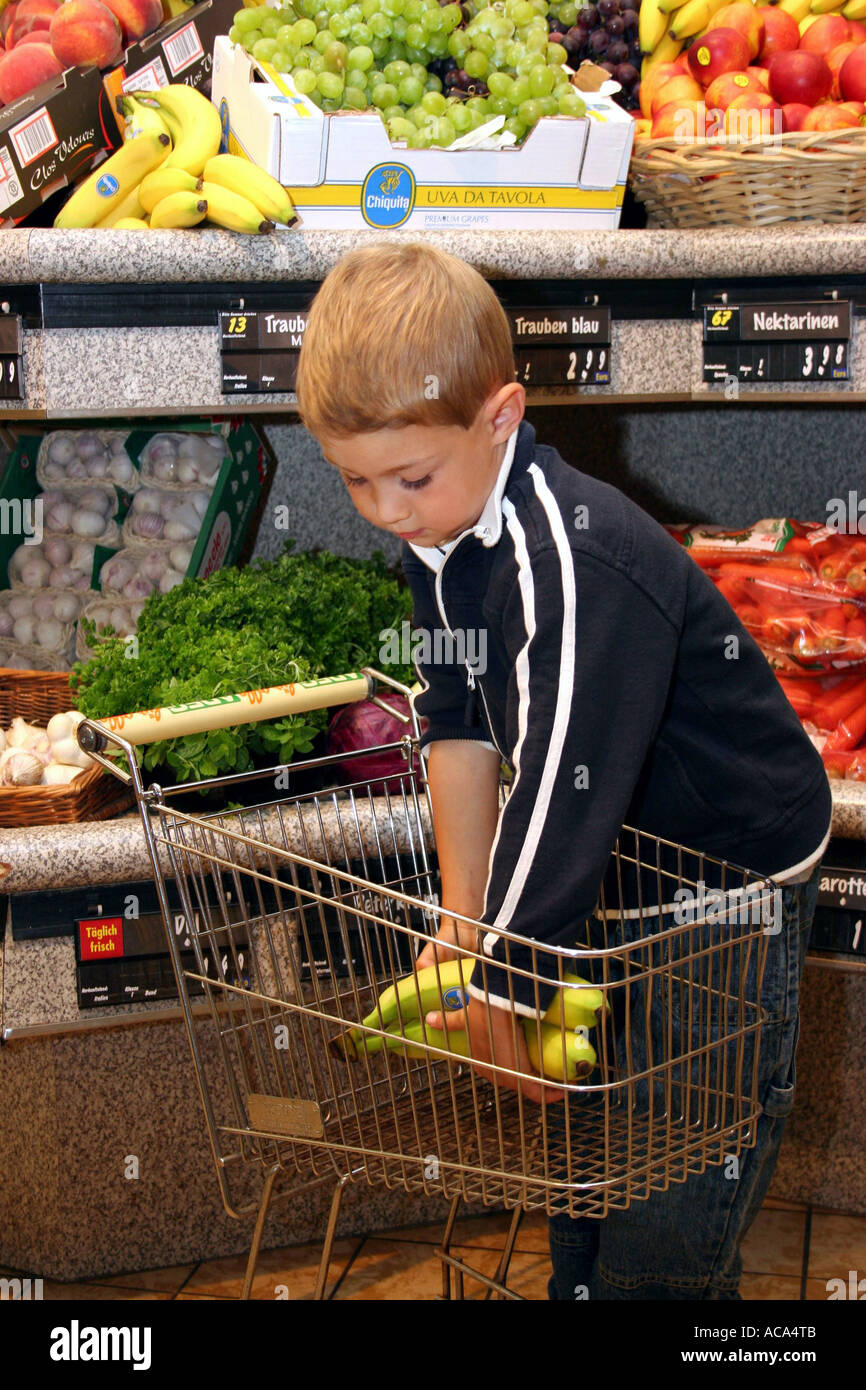 Dans le supermarché de l'enfant Banque D'Images