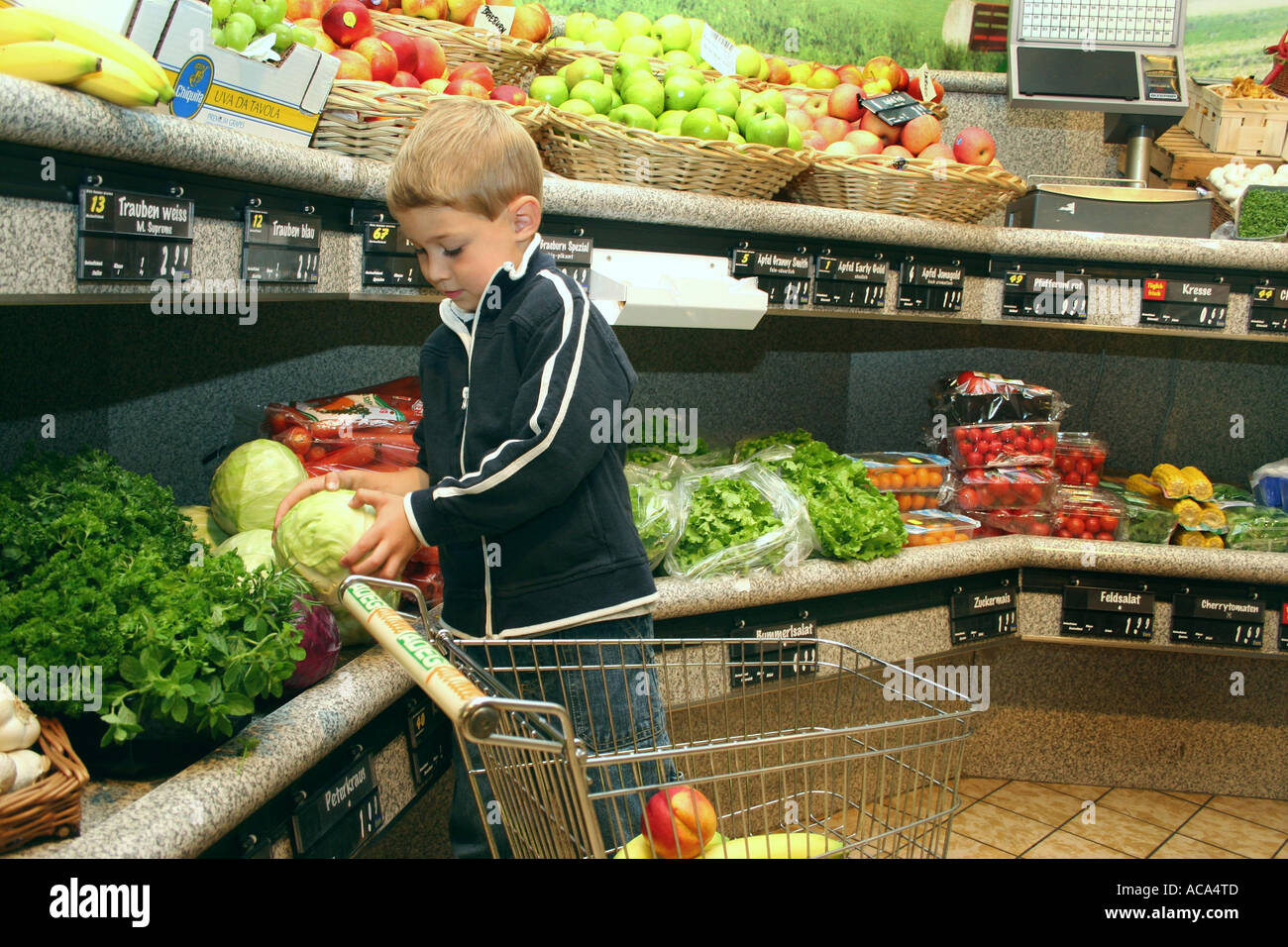 Dans le supermarché de l'enfant Banque D'Images