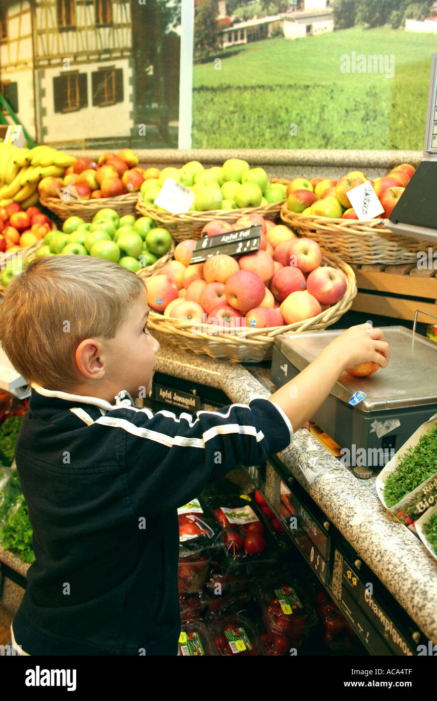Dans le supermarché de l'enfant Banque D'Images