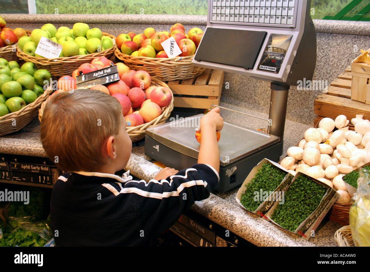 Dans le supermarché de l'enfant Banque D'Images