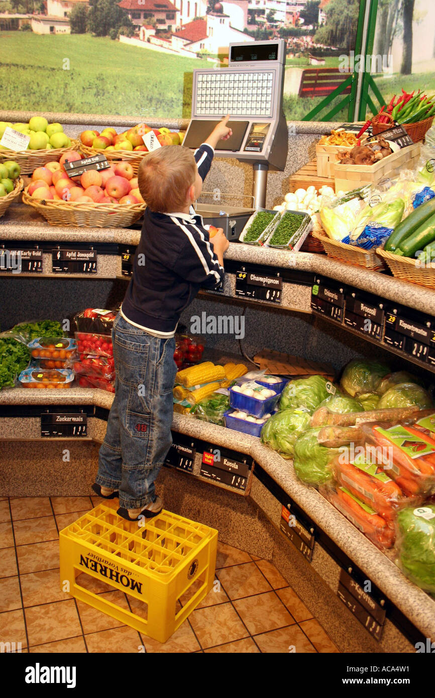 Dans le supermarché de l'enfant Banque D'Images