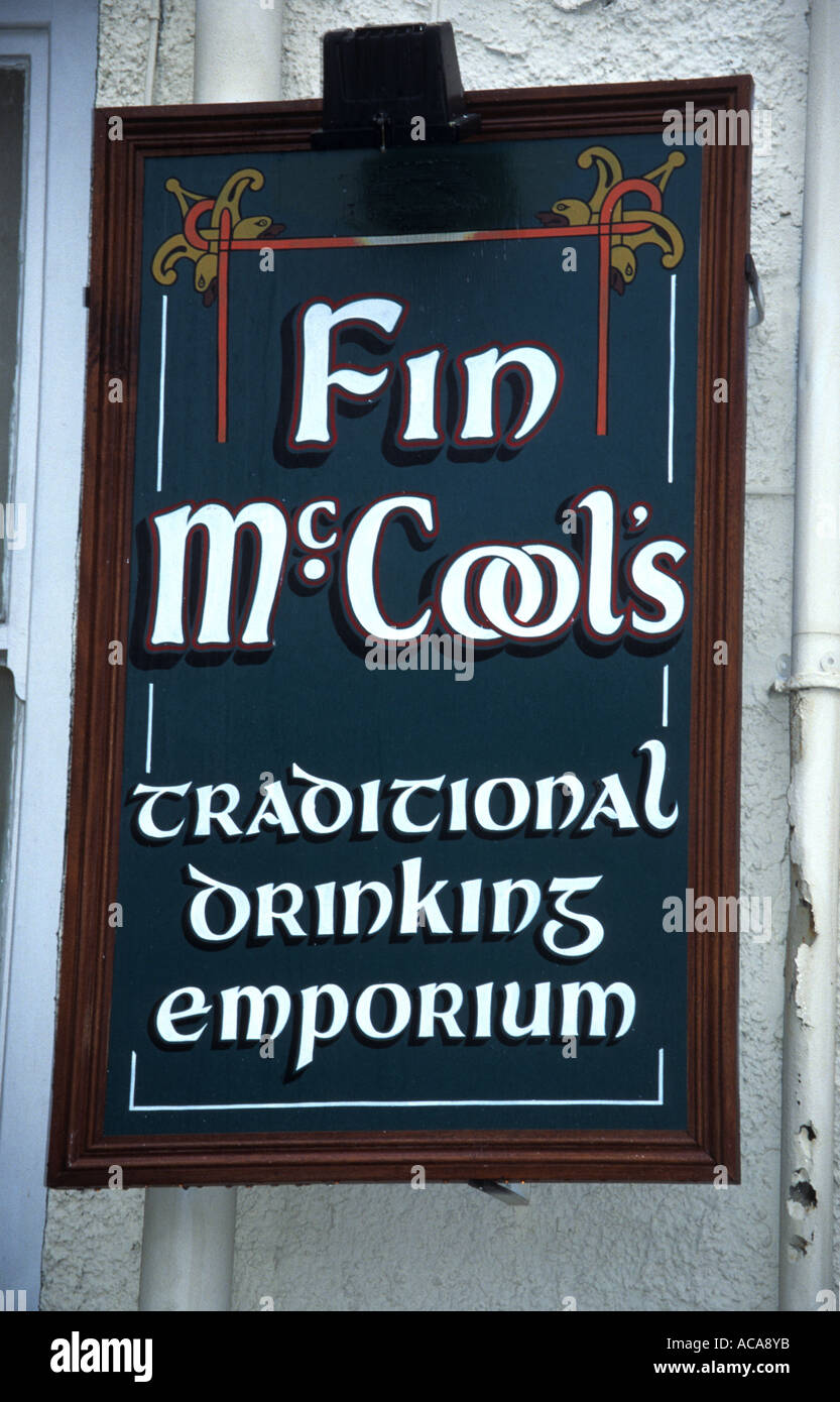 Signe d'un pub irlandais traditionnel Fin McCool's Emporium potable traditionnel Banque D'Images