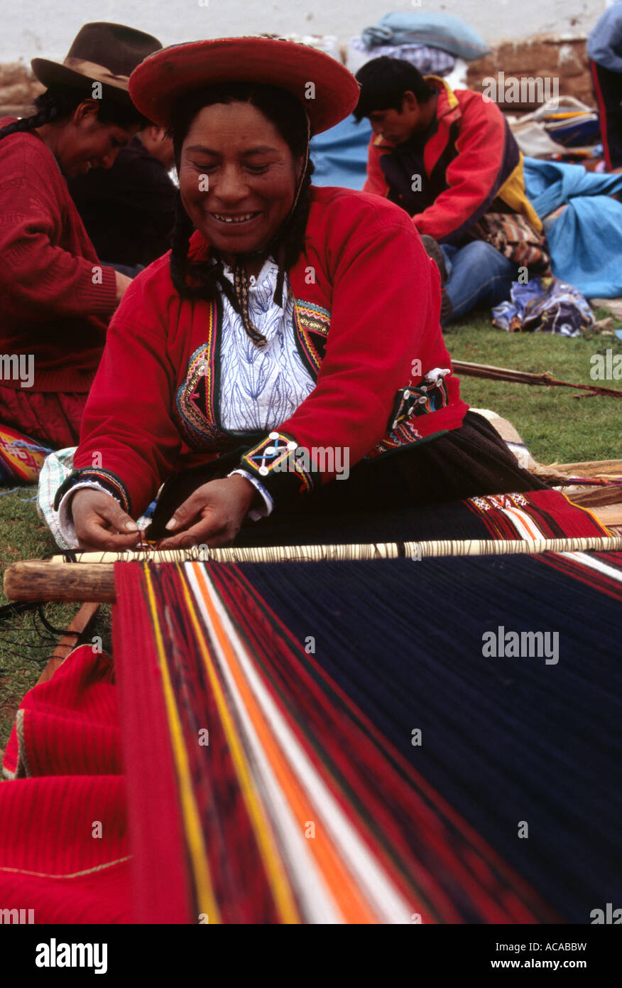 Le tissage andin - Chinchero, Urubamba, PÉROU Banque D'Images