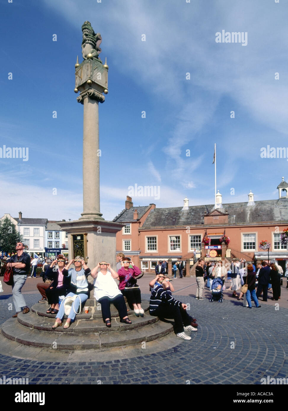 La ville de Carlisle croix avec cadran solaire regarder les gens éclipse partielle du soleil le onzième Août 1999 Banque D'Images