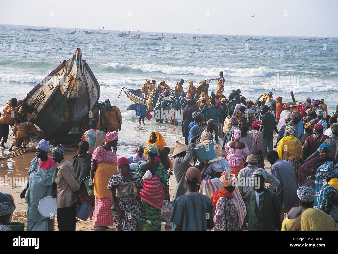 Les pêcheurs locaux sont de retour de l'océan dans Village de Kayar au Sénégal Banque D'Images