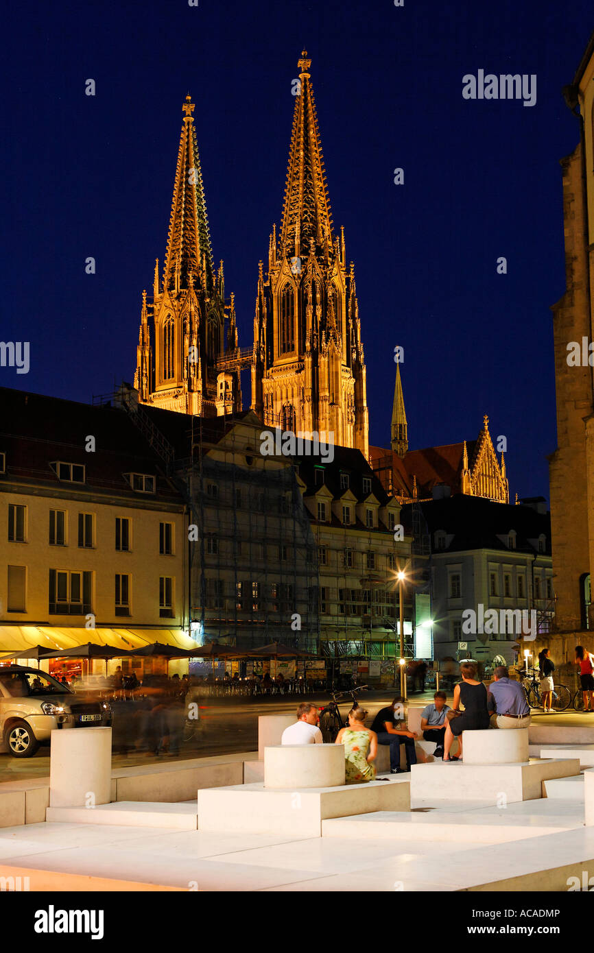 'Ort der Begegnung" lieu de la réunion de Dani Karavan sur Neupfarrplatz, cathédrale, Regensburg, Haut-Palatinat, en Bavière, Germ Banque D'Images