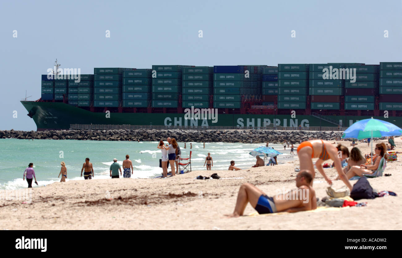 Conteneur géant navire quittant le port de Miami en passant l'extrémité de la zone Art Déco de South Beach South Beach Miami Florida USA Banque D'Images Conteneur géant navire quittant le port de Miami en passant l'extrémité de la zone Art Déco de South Beach South Beach Miami Florida USA Banque D'Images