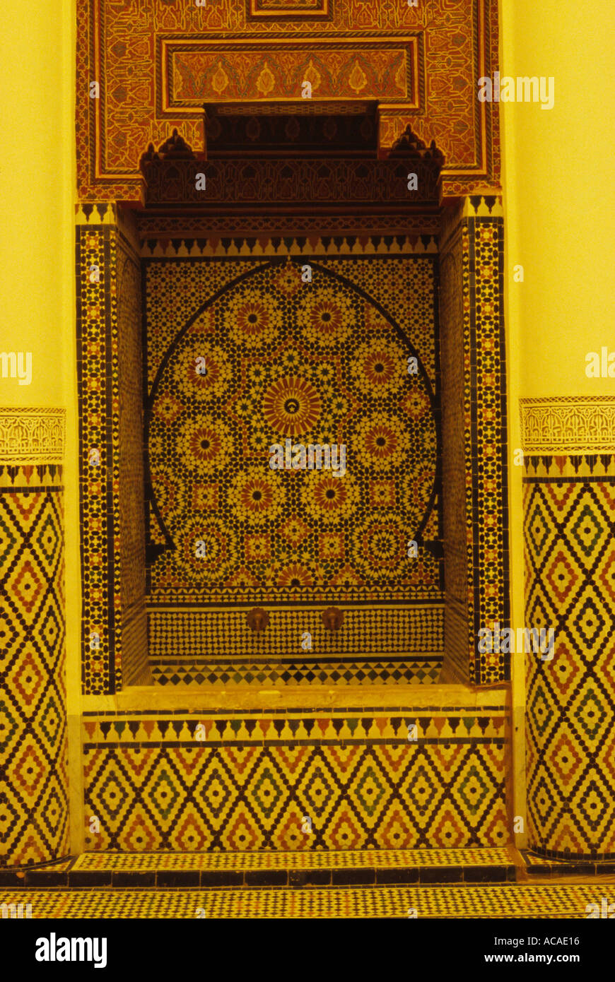 Maroc Marrakech Palais Bahia de stuc sculpté linteau peacock dans la conception traditionnelle du ventilateur Banque D'Images