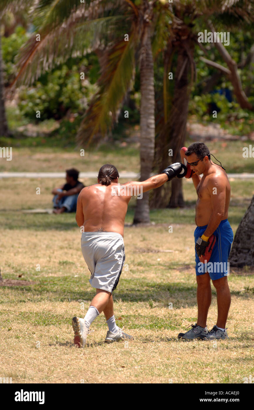 L'entraînement dans le parc de South Pointe zone Art Déco de South Beach South Beach Miami Florida USA Banque D'Images L'entraînement dans le parc de South Pointe zone Art Déco de South Beach South Beach Miami Florida USA Banque D'Images