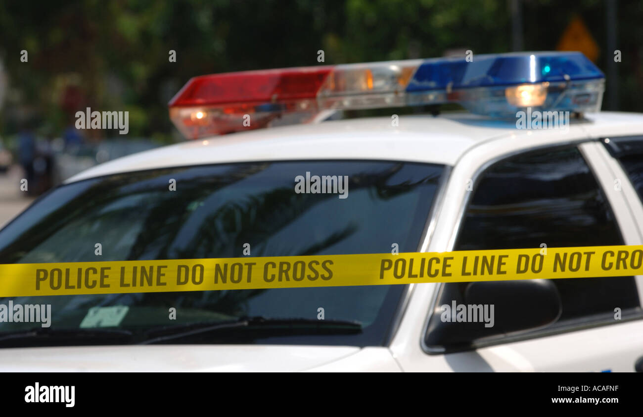 Voiture de police et de la police n'a pas contre d'étanchéité bande près d'une route dans la région de South Beach Miami, USA Banque D'Images