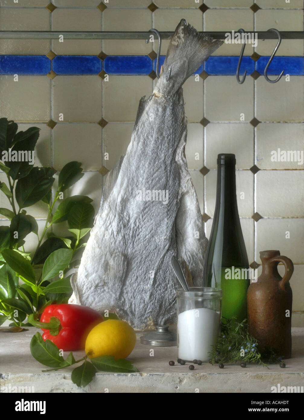 Ingrédients pour stockfish : huile, vin, sel, laurier, citron, paprika, poivre Banque D'Images